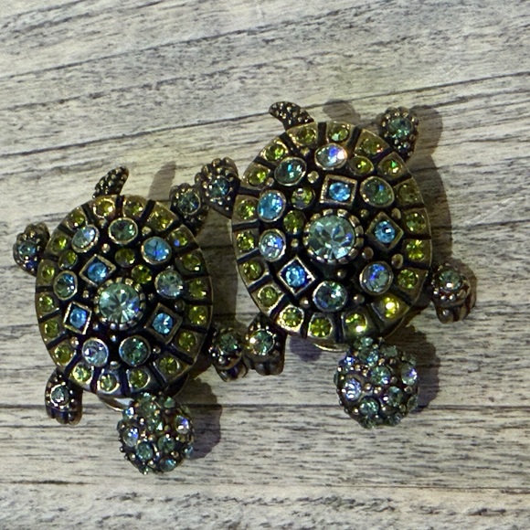 Heidi Daus Green Glass Pearl Necklace w/ Turtle Pendant & Clip-On Earrings Set - Picture 5 of 6